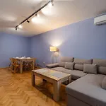 Peaceful With Free Parking Apartment *