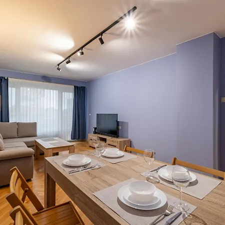 Peaceful With Free Parking Apartment