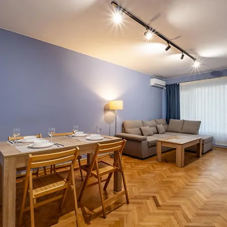 Peaceful With Free Parking Apartment