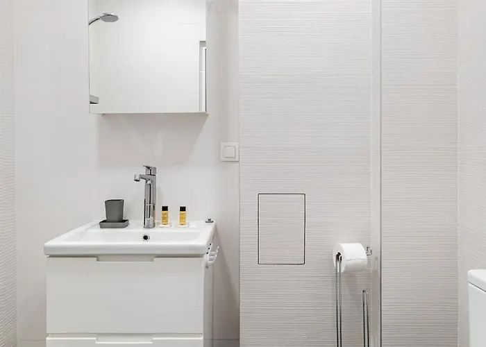 Peaceful With Free Parking Apartment *