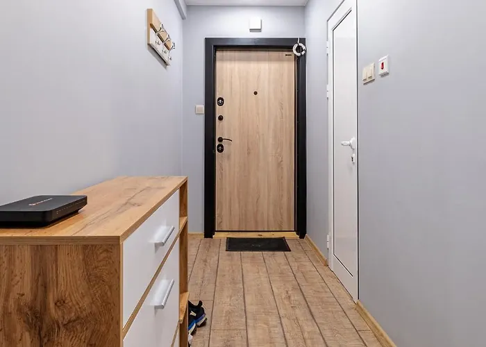 Peaceful With Free Parking Warna