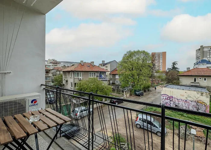 Peaceful With Free Parking Apartment Warna